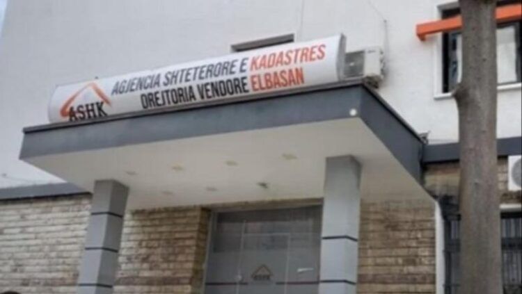 Dorëheqje e menjëhershme në Kadastrën e Elbasanit