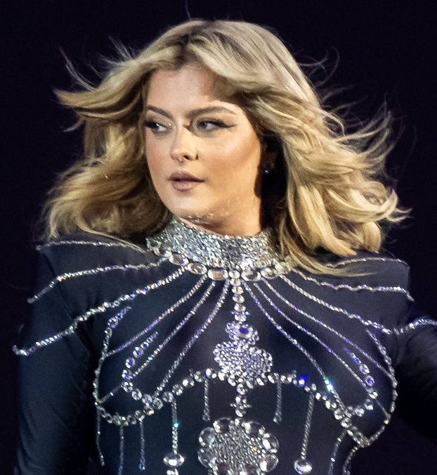 Bebe Rexha feston martesën e vëllait me valle tradicionale shqiptare