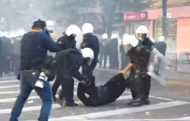 Policia vazhdon shoqërimet me forcë, protestuesit zvarrisin në rrugë