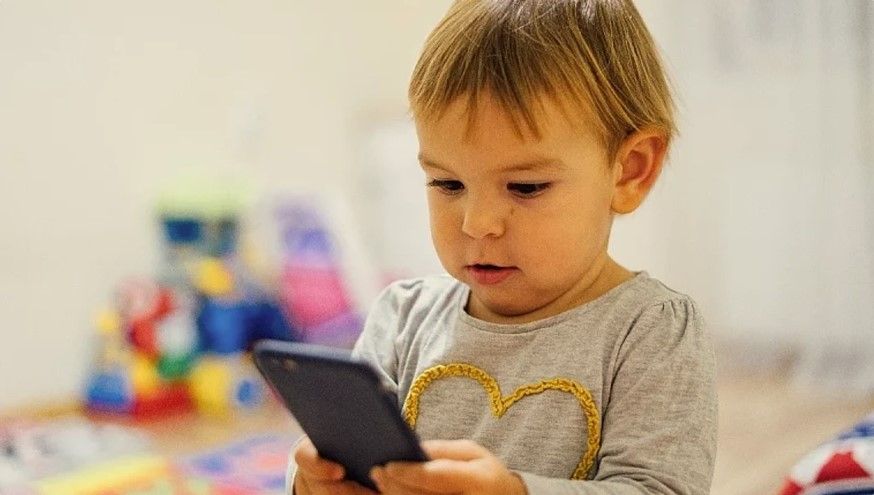 Ekspertët: Foshnjat nën 18 muaj duhet t'i shmangin ekranet