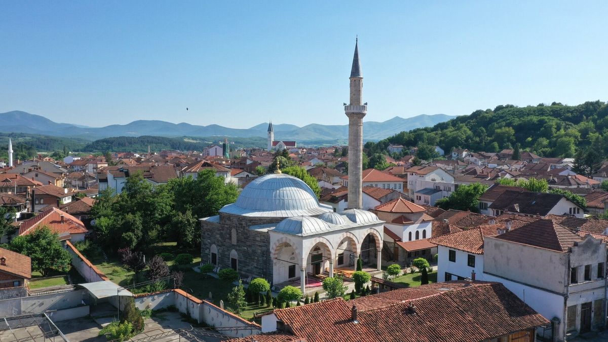 Pamje nga ajri e Xhamisë së Hadumit me minaren, mes çative me tjegulla të qytetit të vjetër të Gjakovës