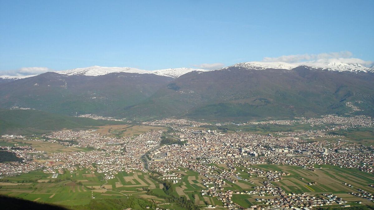 Pamje panoramike e qytetit të Gostivarit në fushën e Pollogut, me male me borë në sfond