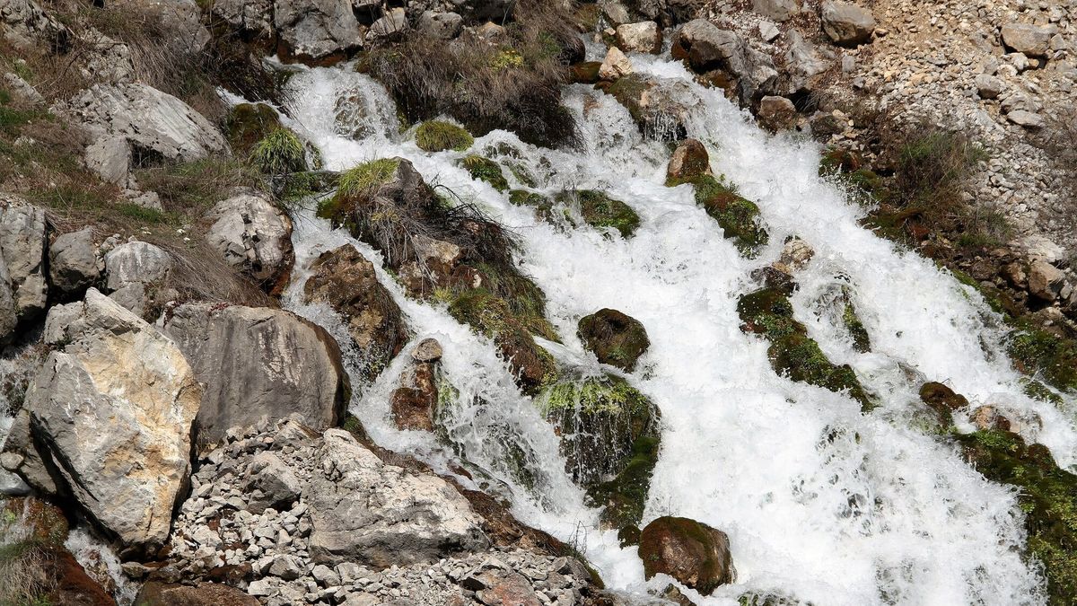 Uji i burimit të Istogut zbret me shkumë mbi shkëmbinj
