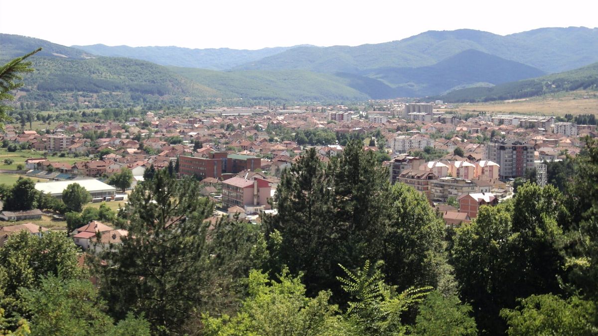 Pamje e pjesës jugore të Kërçovës nga maja e Kitino Kalesë, me çatitë e qytetit dhe kodrat me pyje në sfond