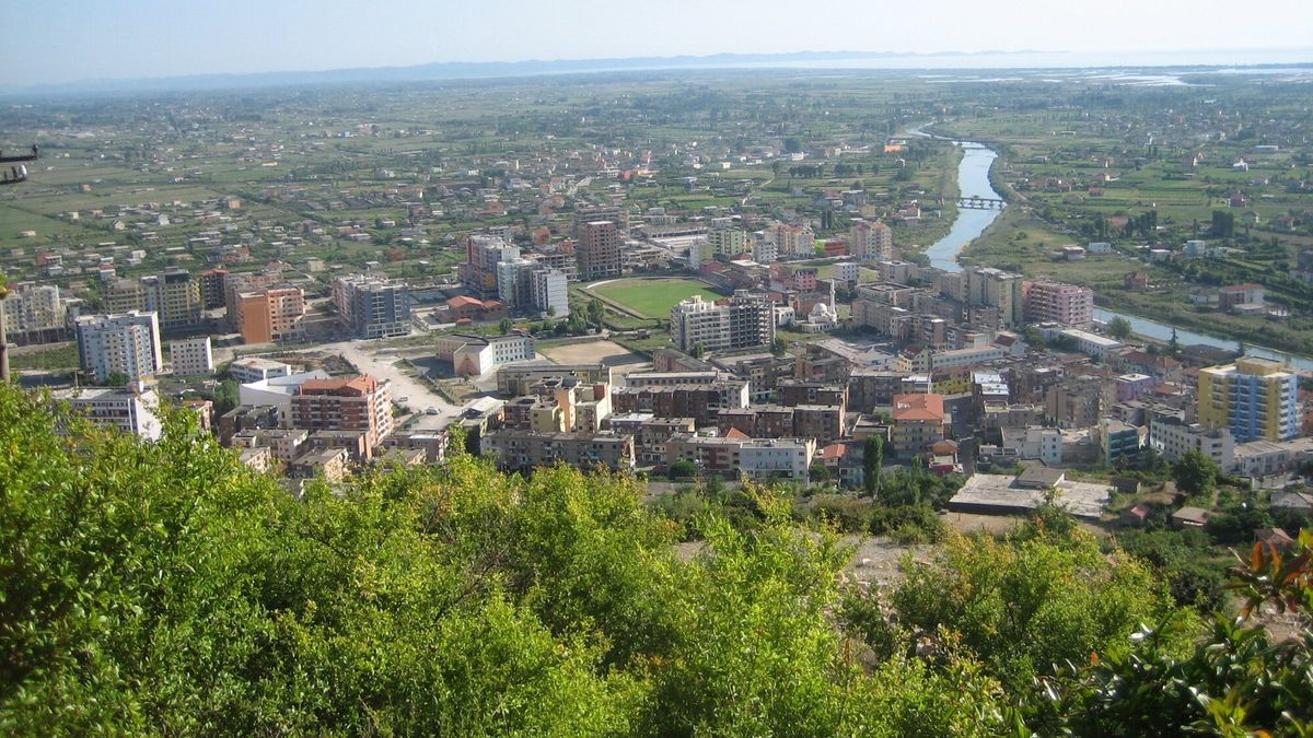 Pamje e Lezhës nga kodra e kalasë: pallatet e qytetit, stadiumi, Drini i Lezhës dhe fusha deri në det