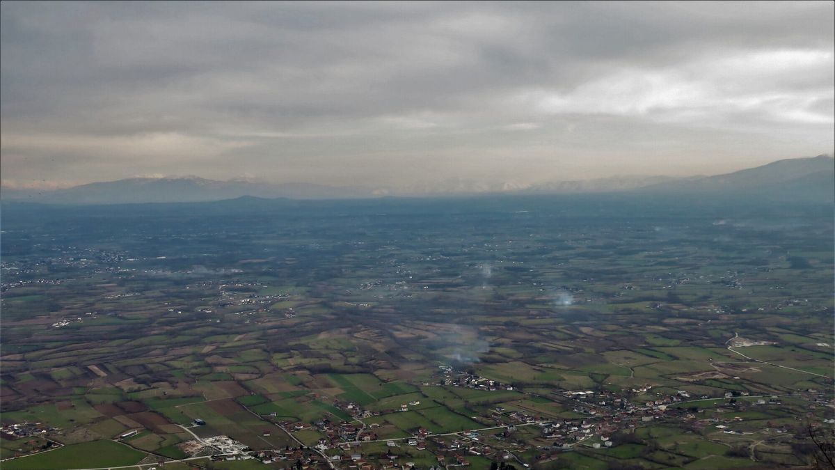 Pamje nga lart e Istogut dhe e rrafshit me fusha e fshatra që shtrihet përreth tij