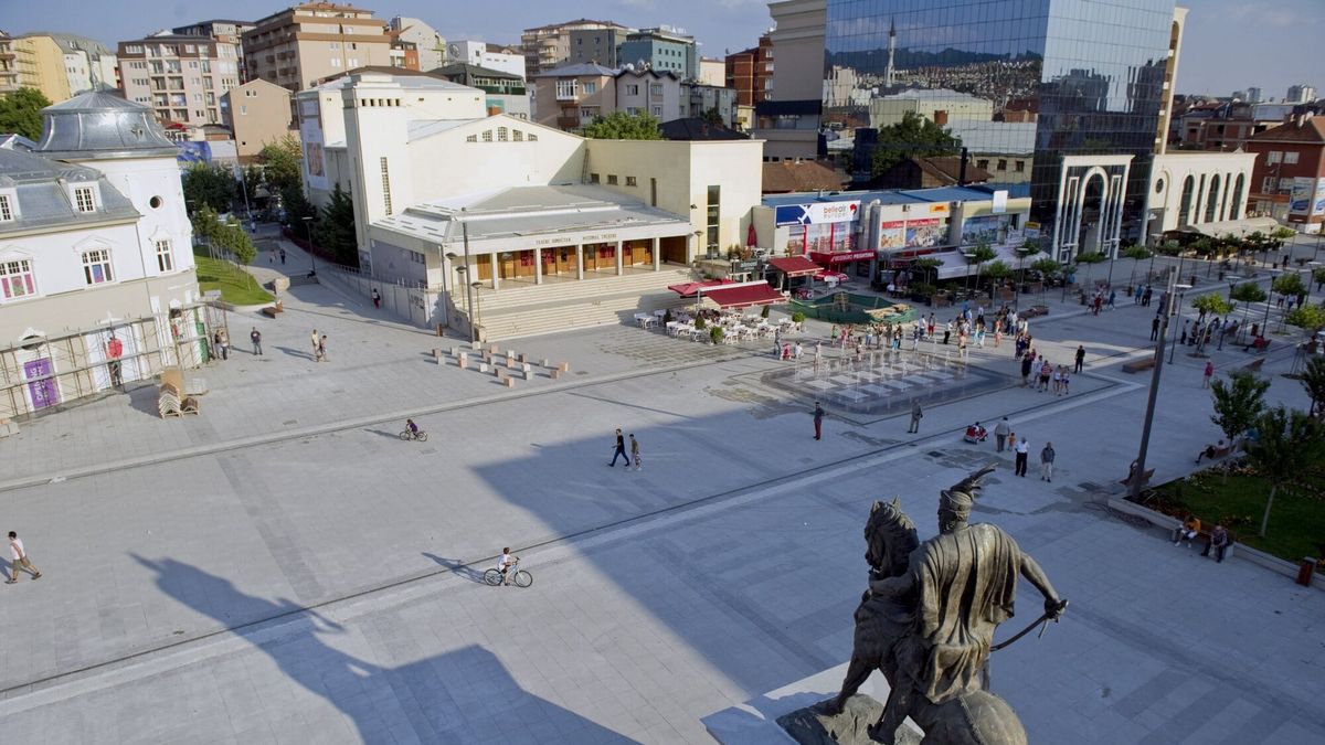Shtatorja kalorëse e Skënderbeut në Sheshin Skënderbeu të Prishtinës, me kalimtarë e ndërtesa të qendrës përreth