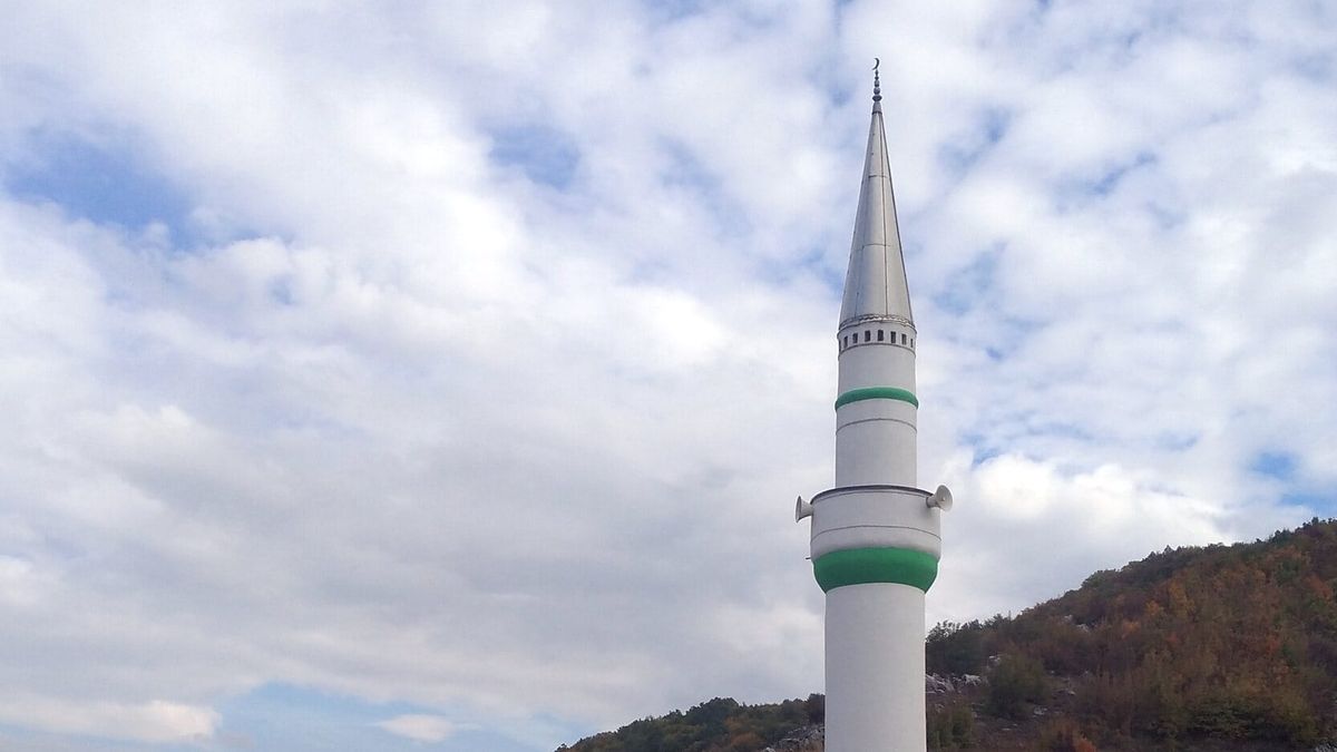 Xhamia e fshatit Carralevë me minare të bardhë, rrëzë kodrave me pyll në grykën e Carralevës