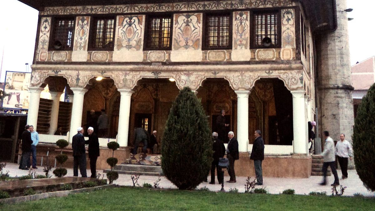 Xhamia e Larme në Tetovë, me fasadën e pikturuar me motive lulesh e gjeometrike