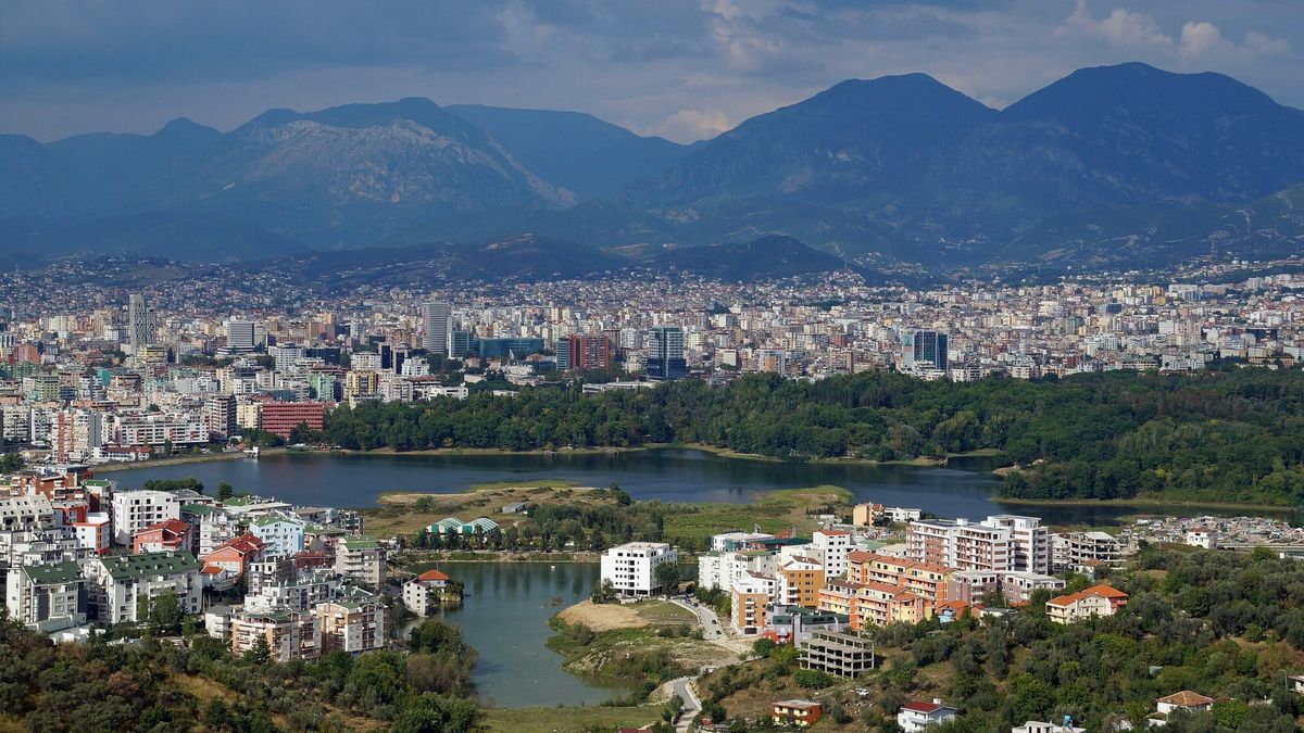 Tirana parë nga jugu: Liqeni Artificial dhe Parku i Madh në plan të parë, qyteti në mes dhe malet në sfond
