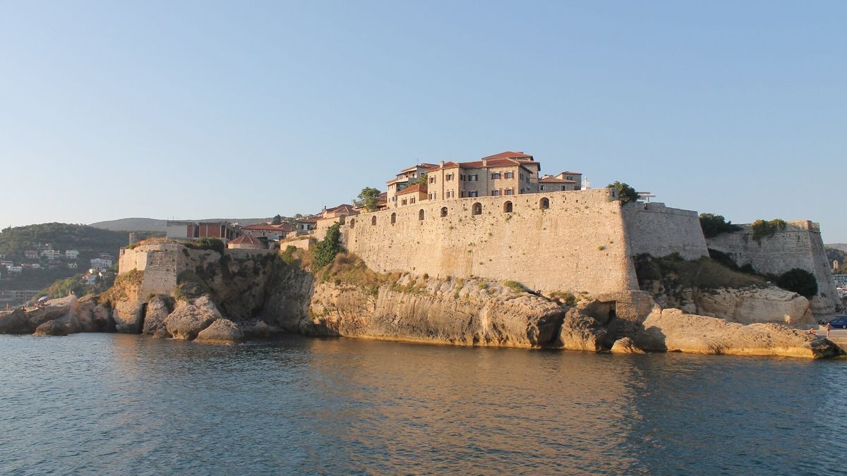 Muret e Kalasë së Ulqinit mbi shkëmbinjtë e bregut, parë nga deti