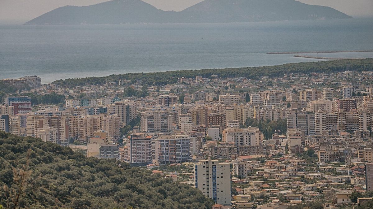 Pamje e Vlorës nga lart: pallatet e qytetit, pylli buzë detit, gjiri dhe ishulli i Sazanit në sfond