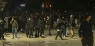 Protestuesit thyejnë xhamat e konvikteve te Qytet Studenti