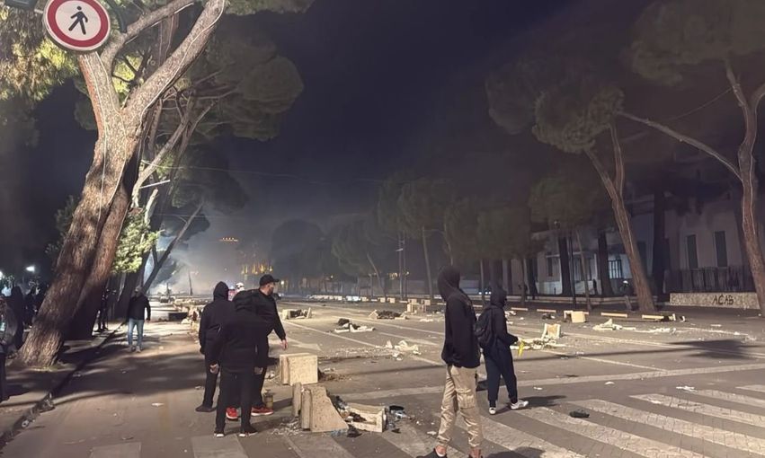 Protestuesit sulmojnë Ministrinë e Brendshme, policia hedh gaz lotsjellës