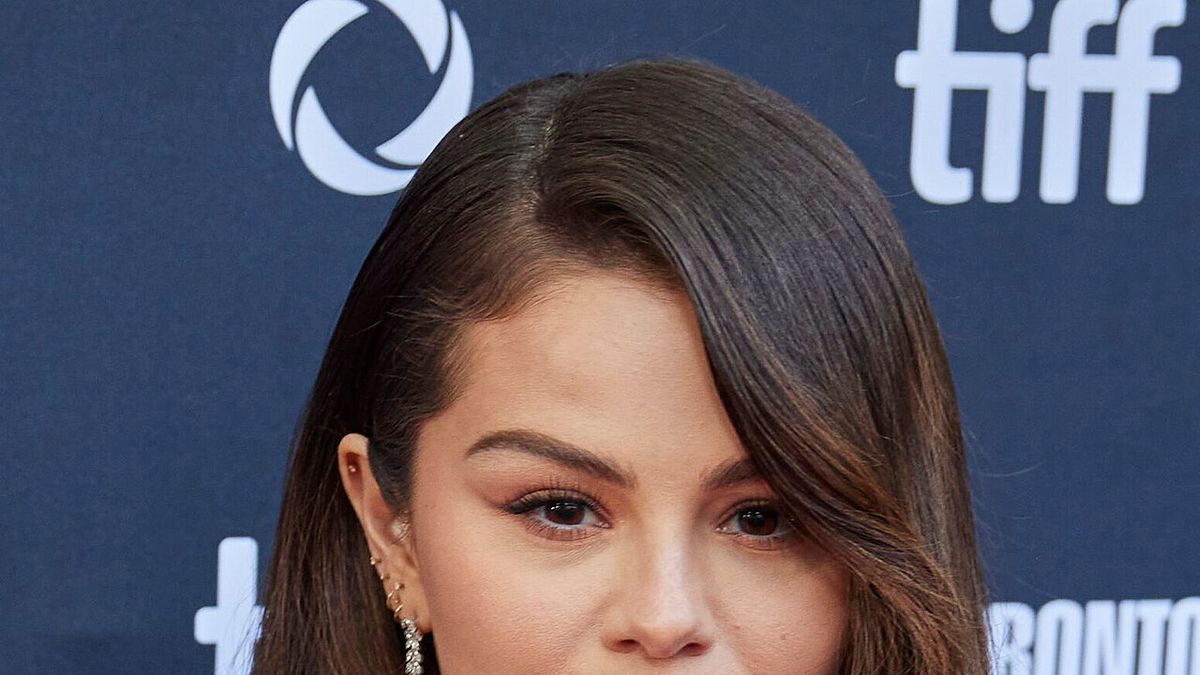 Selena Gomez jep ide stili me veshjen njëngjyrëshe