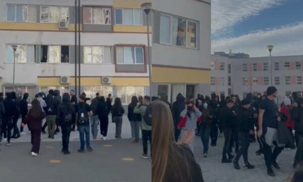 Të rinjtë në Lezhë dalin në protestë dhe bëjnë thirrje për bojkot mësimi