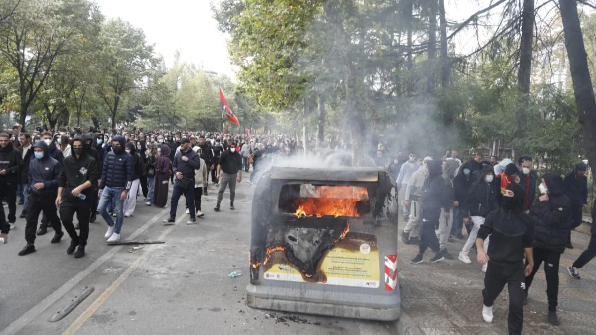 Policia kërkon nga prindërit kontrollimin e fëmijëve gjatë protestave