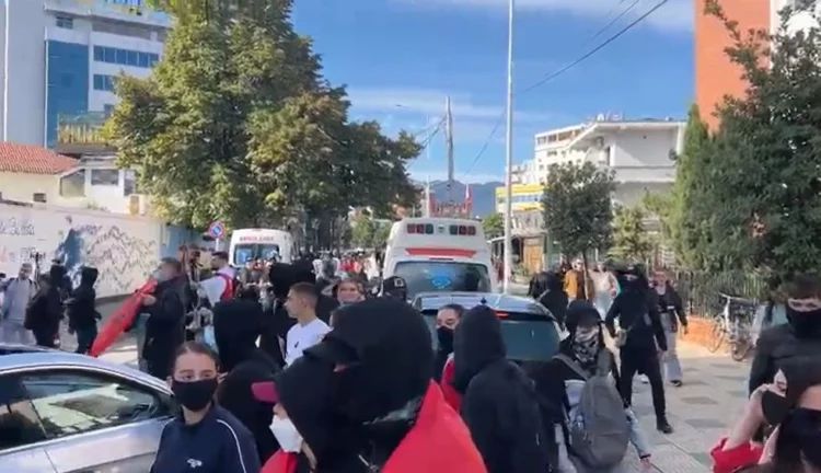 Tensioni në Shkodër, protestuesit sulmojnë selinë e PS-së