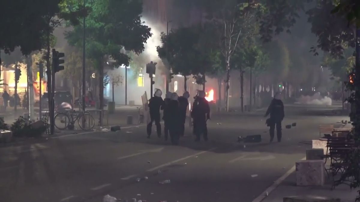 Ngjarjet e dhunshme në protestat në Shqipëri përbëjnë shqetësim