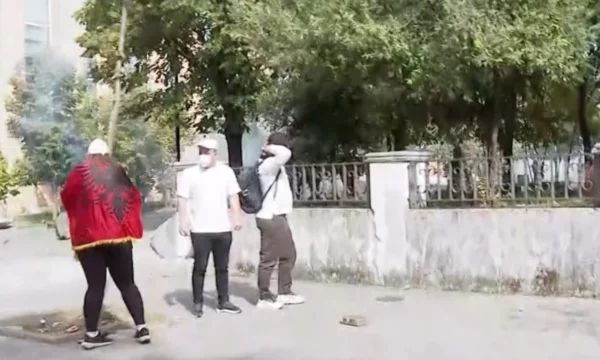 Sulmohet selia e Partisë Socialiste gjatë protestës në Tiranë