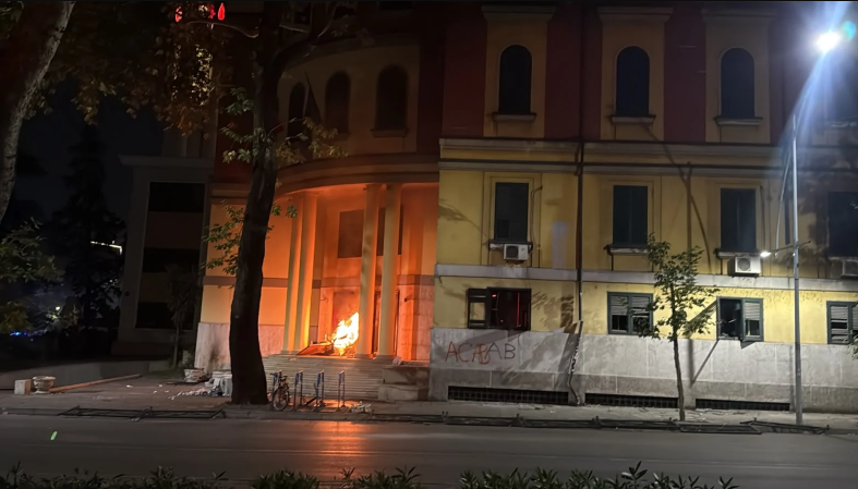 Trazira në Tiranë: Protestuesit hyjnë në ministri dhe i vënë flakën