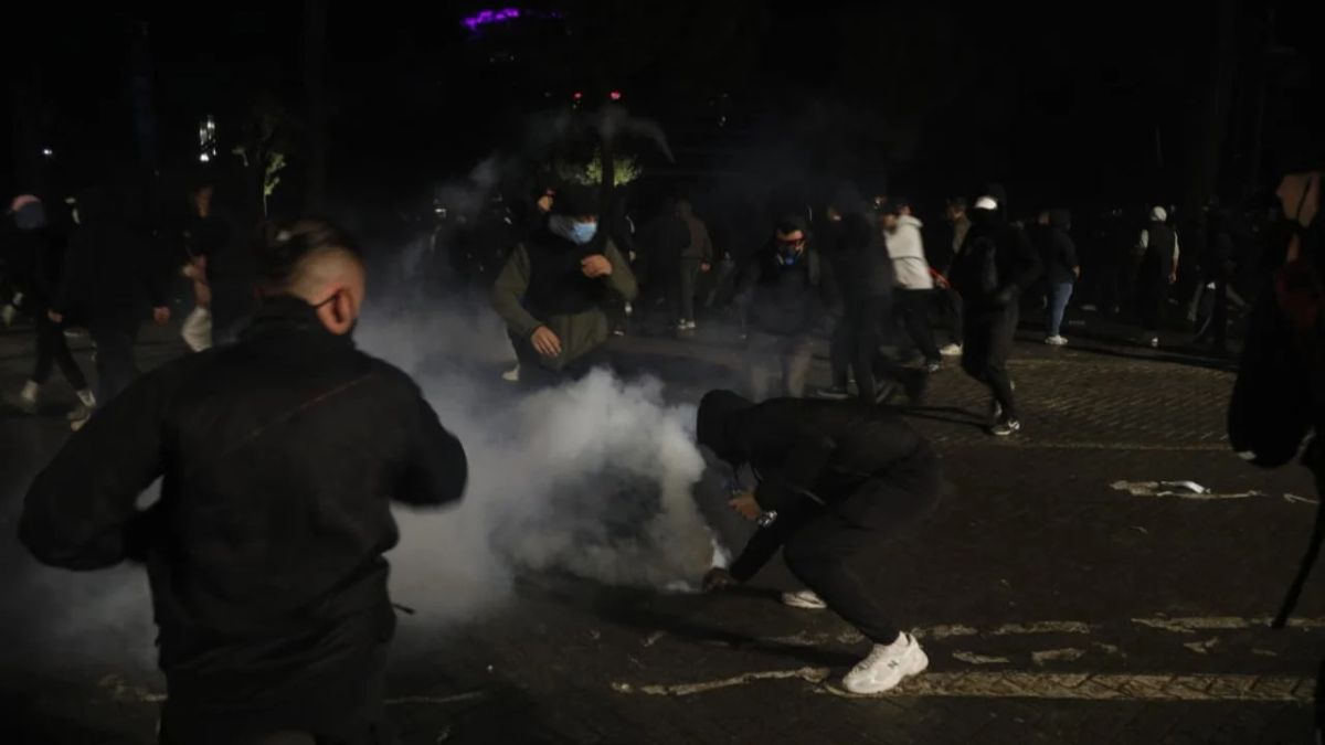 Protestuesit tentojnë Drejtorinë e Policisë, përballen me postbllok
