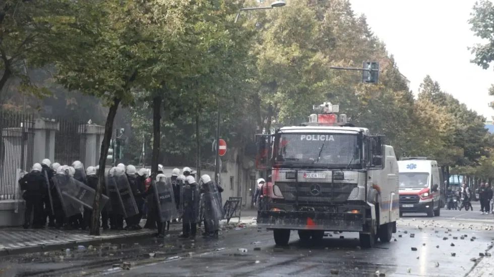 Pezullohet transporti publik në Tiranë pas protestave të dhunshme