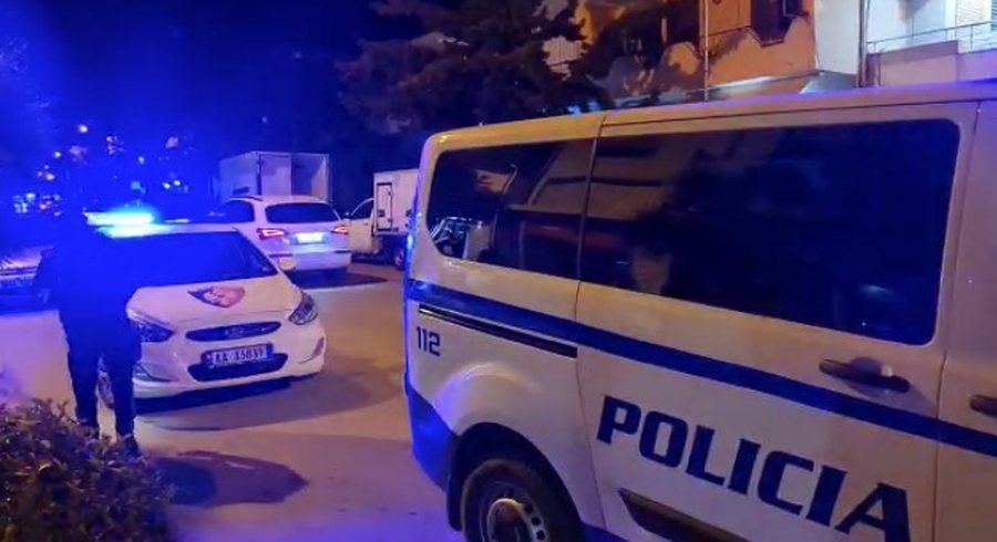 Vlorë: Dy mina të fshehura në murin e një pallati