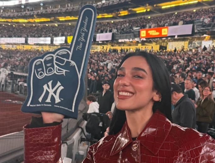Dua Lipa paralajmëron përvojën e saj të parë në bejsboll