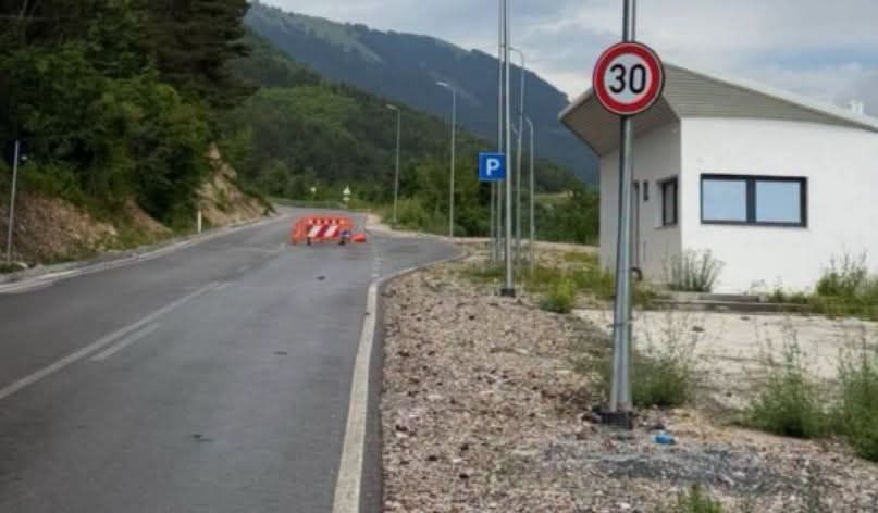 Humb jetën një person në Prevallë gjatë shëtitjes me familjarë